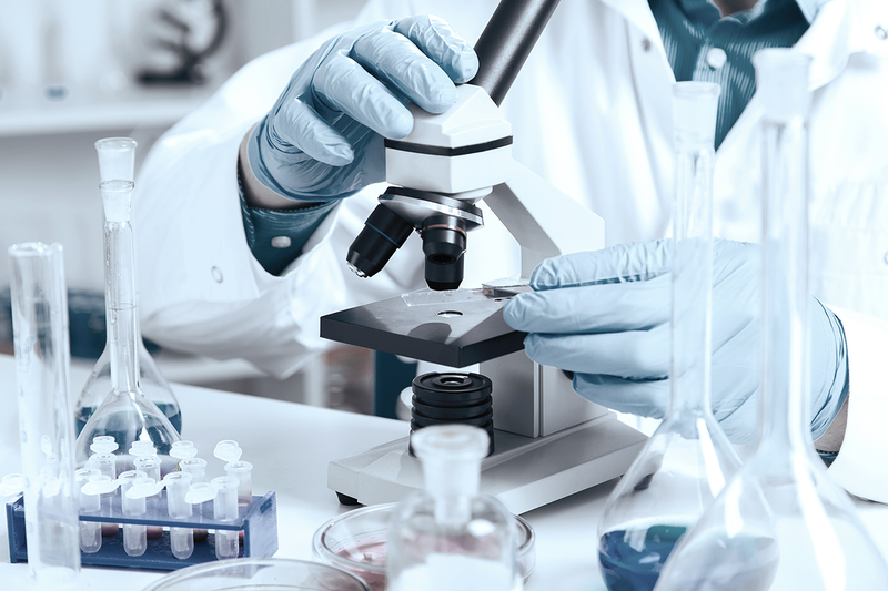 Labortechniker untersucht Proben