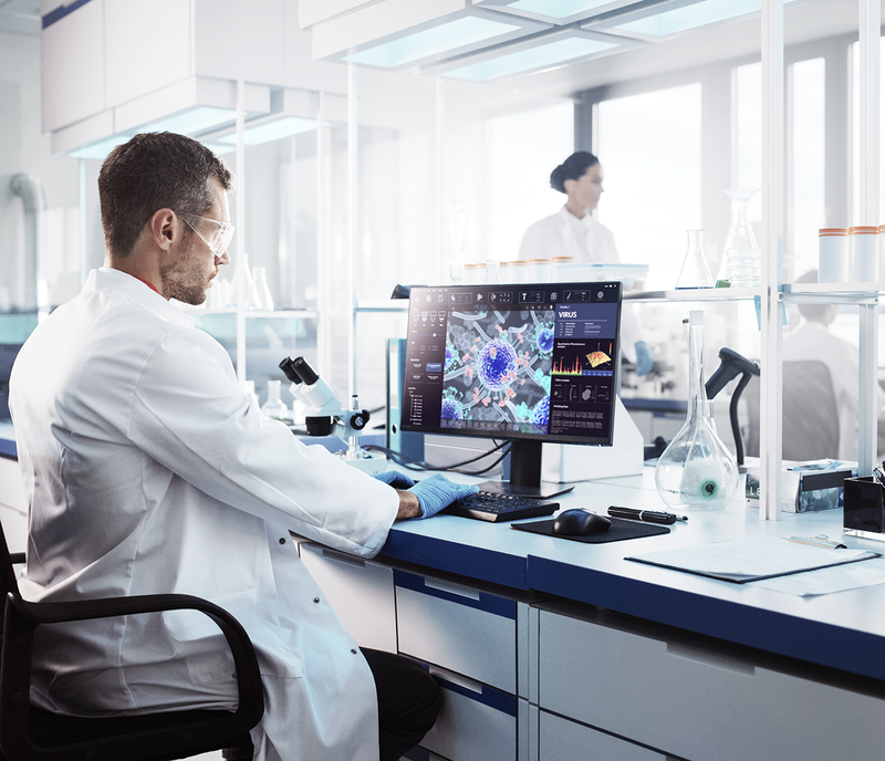Laborarbeiter sitzt vor einem Computer
